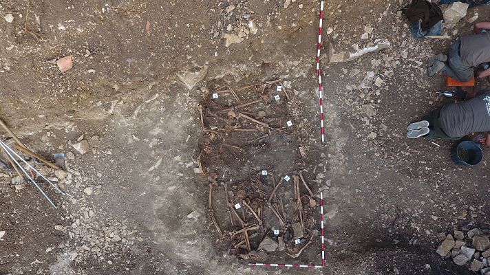 RTVE Noticias Vídeo - Exhumación de fosas en las bordas de Iruzkun (Ollacarizqueta, Navarra)