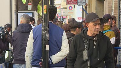 Cues a les portes del consolat d'Alg�ria per a regularitzar la situaci� de desenes de migrants - L'informatiu - Comunitat Valenciana | Ver