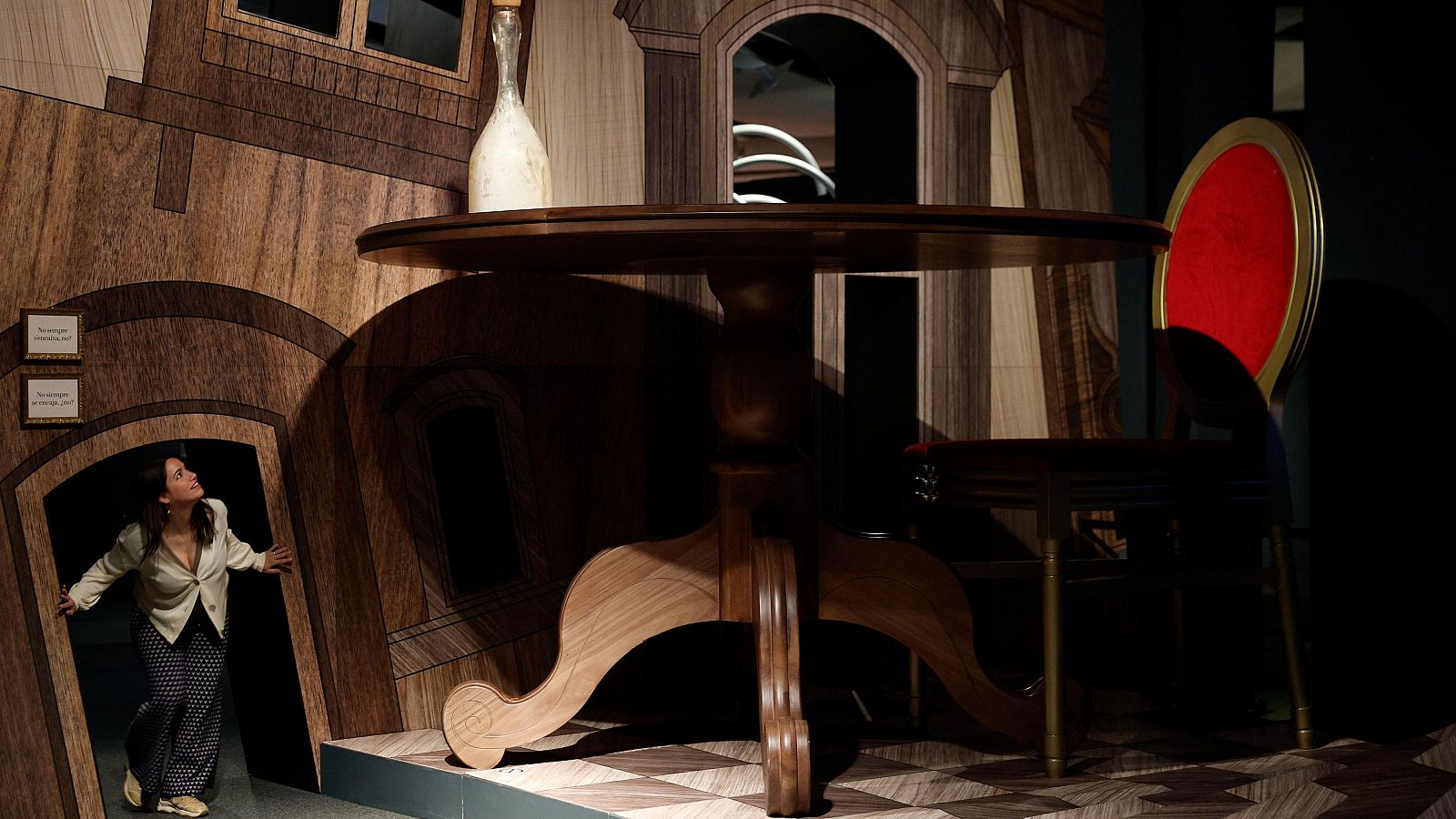 Los mundos de 'Alicia en el país de las maravillas' se exponen en el Caixafórum de València - L'informatiu - Comunitat Valenciana | Ver