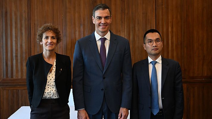 Telenavarra - Navarra firma con Hithium el acuerdo para invertir 405 millones en una planta de baterías en la Comunidad