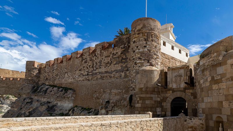 Empiezan los trabajos para remodelar la muralla de Melilla La Vieja. EFE | Ver