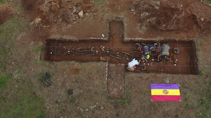 RTVE Noticias Vídeo - Exhumación de la fosa de Parasimón I (Lena, Asturias)