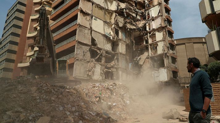 Wael Sabbagh, cuya madre, Afaf Sidaoui, y su hermano, Hassan, murieron en un ataque israelí contra un edificio de apartamentos el 8 de abril, se encuentra en el lugar del ataque en Tallet El Khayat, Beirut, Líbano, el 15 de abril de 2026.
