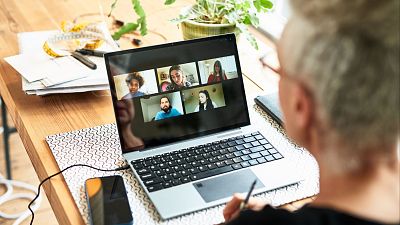 Bruselas plantea un día de teletrabajo a la semana y rebajar el transporte público frente a la crisis energética