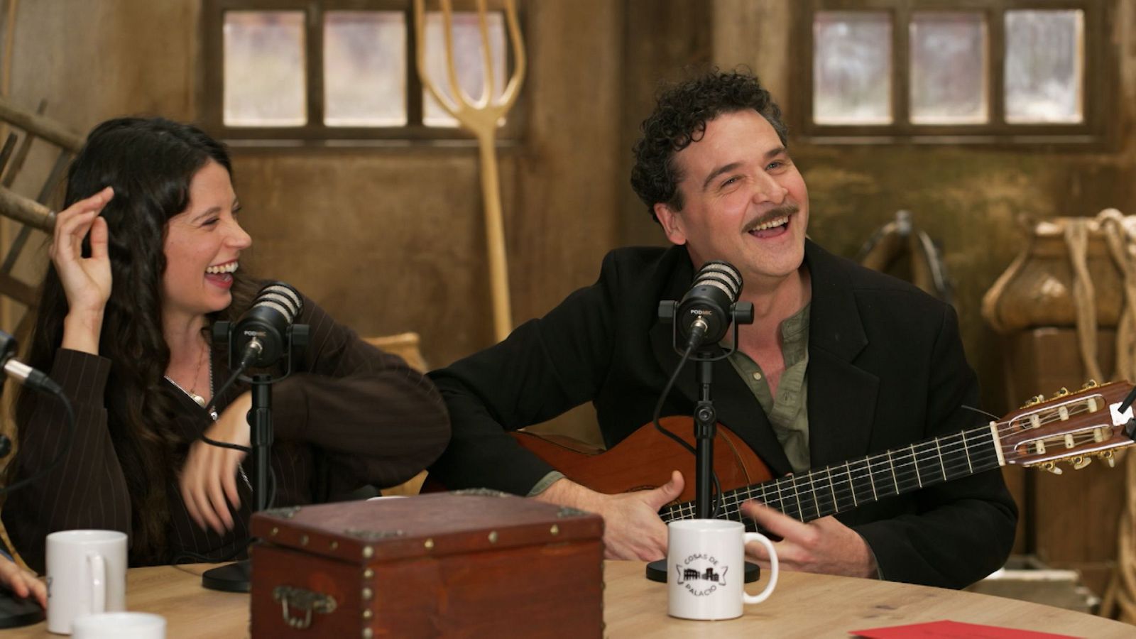 Cosas de palacio - Amparo Piñero y Carlos de Austria cantan la cabecera de Valle Salvaje - Cosas de palacio | Ver