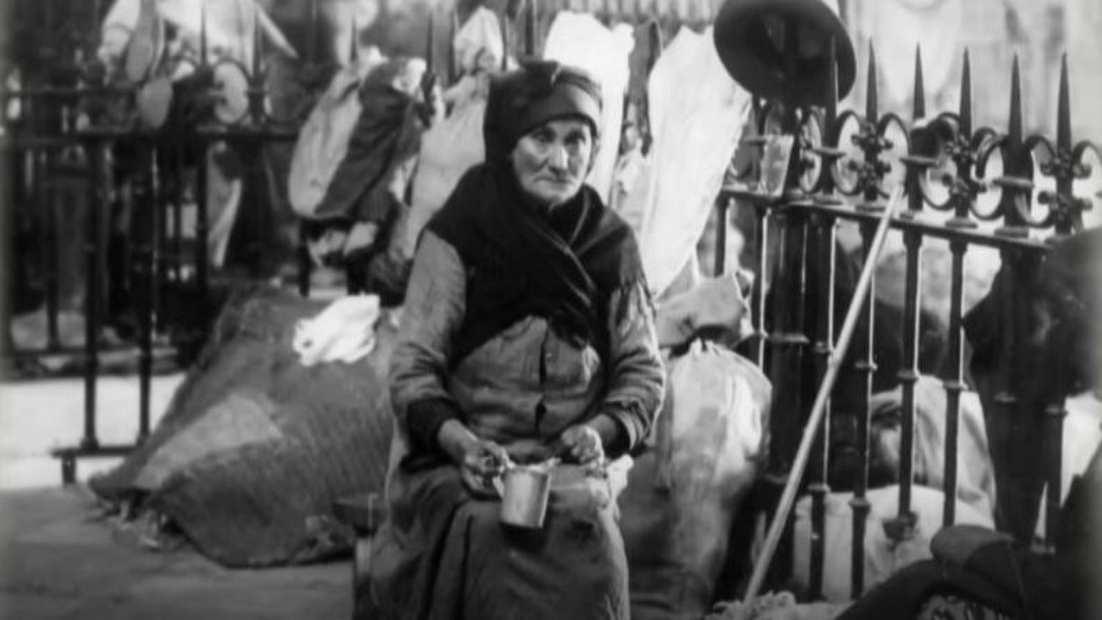 La Universidad de Málaga prepara una escultura homenaje a las víctimas de 'La Desbandá' - Directo al grano | Ver