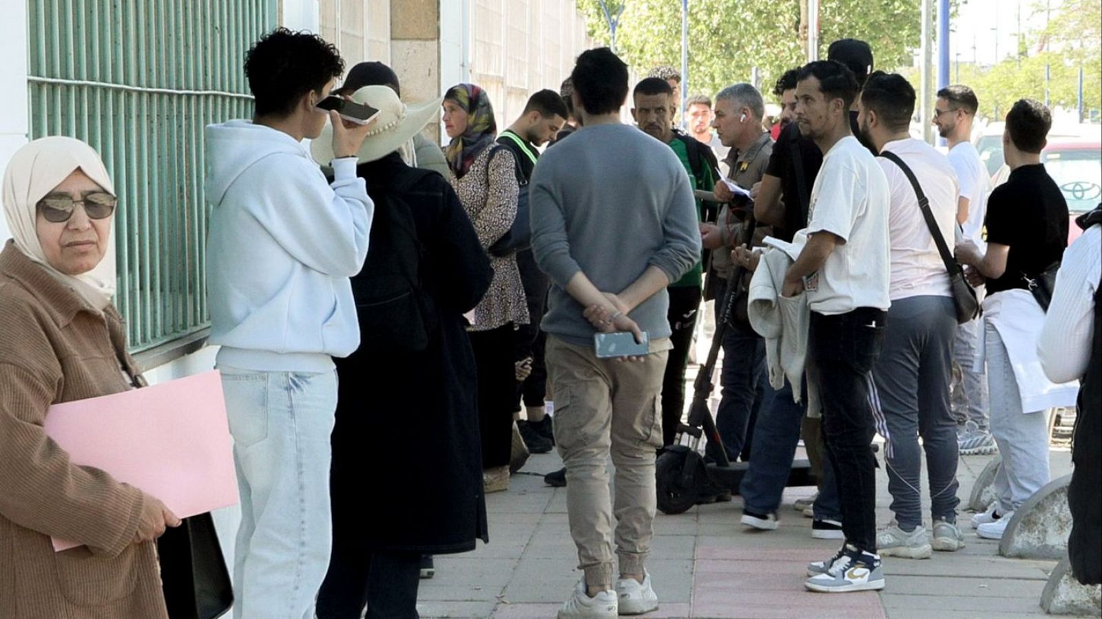 Comienza el proceso de regularización de migrantes vía telemática - Telenavarra | Ver