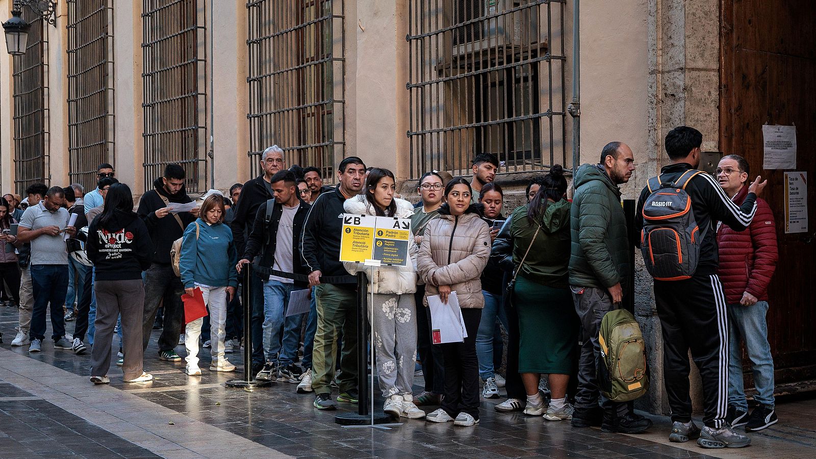Largas colas en los consulados valencianos en el inicio del proceso de regularización de personas migrantes - L'informatiu - Comunitat Valenciana | Ver