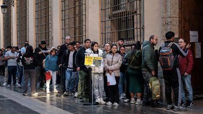 Largas colas en los consulados valencianos en el inicio del proceso de regularizaci�n de personas migrantes - L'informatiu - Comunitat Valenciana | Ver