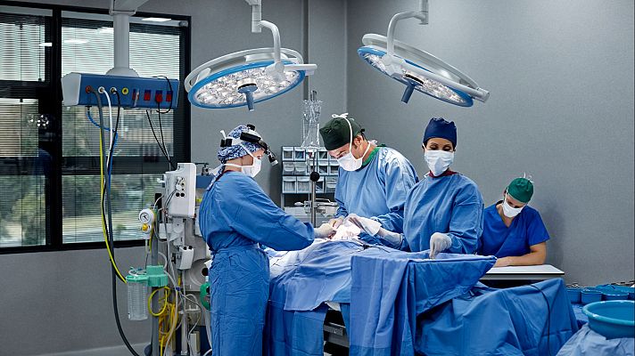 Telediario 2 - Casi 900.000 personas esperan una operación