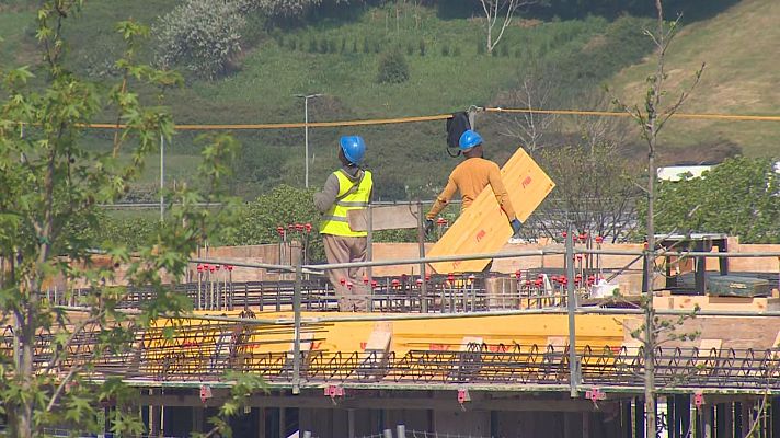 TeleCantabria - "Goteo constante" de migrantes en las oficinas de extranjería de Cantabria
