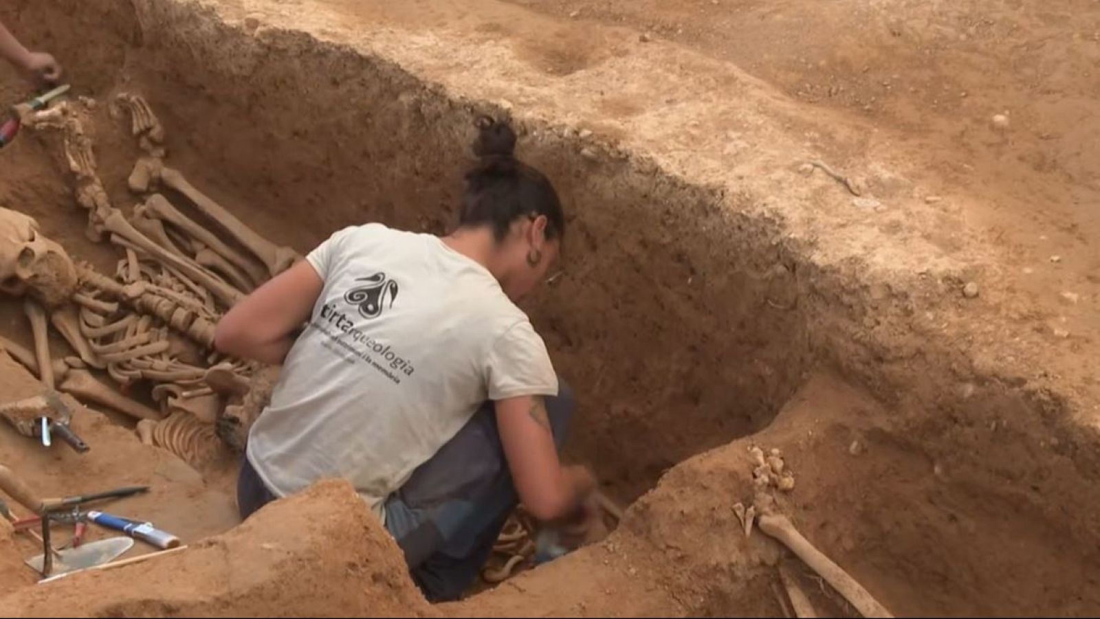 Exhumación de 50 cuerpos de soldados republicanos de una fosa de la guerra civil en La Bisbal de Montsant (Tarragona) | Ver ahora