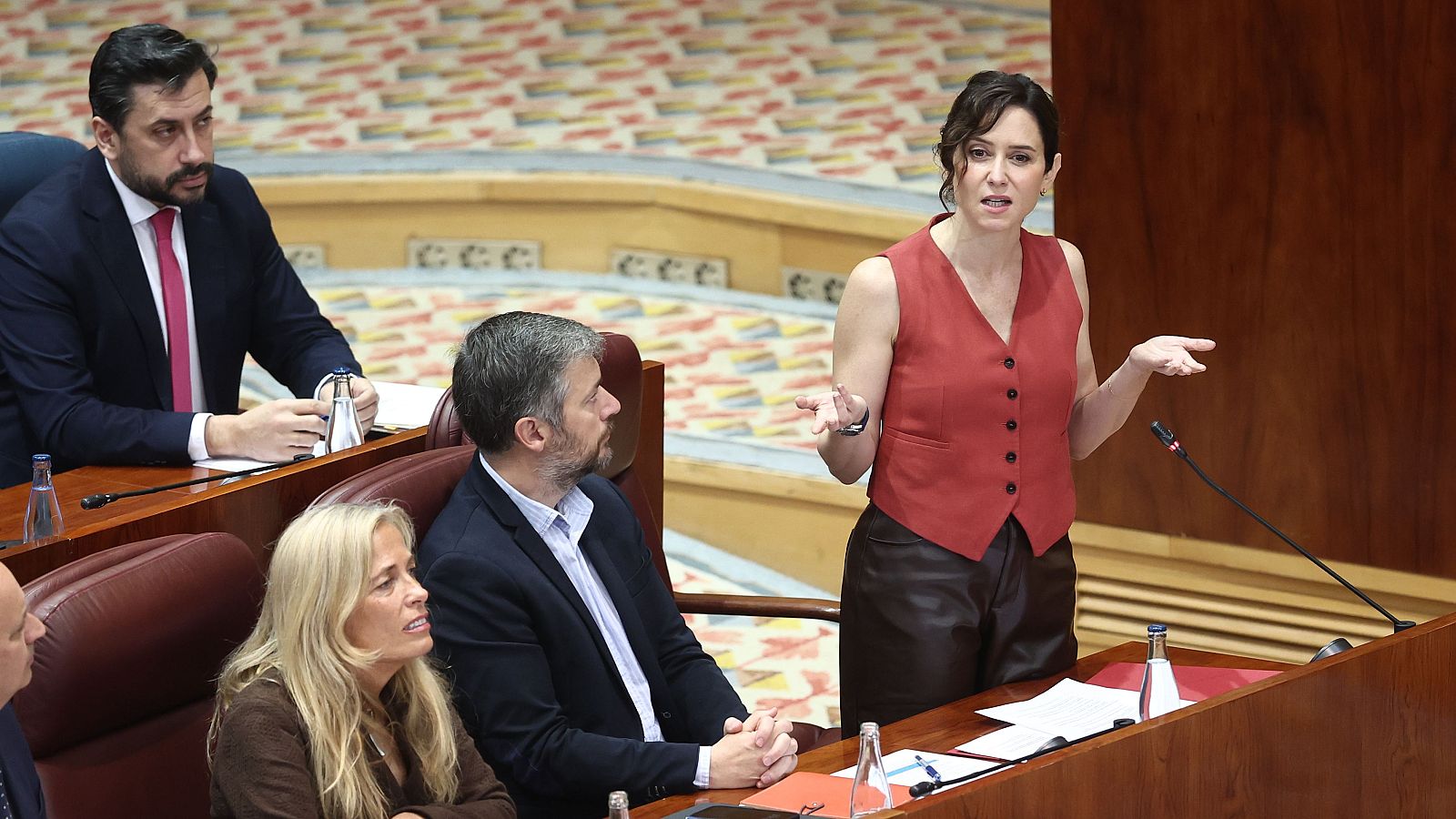 La oposición acusa a Ayuso de utilizar a su jefe de despacho para fines personales - La tarde en 24h | Ver