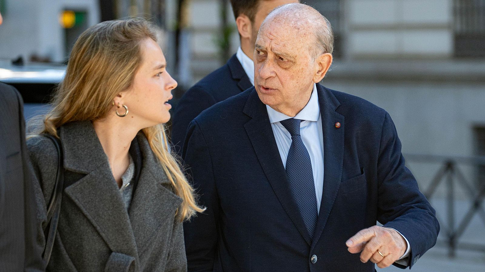 Varios agentes de policía confirman durante el juicio de la Kitchen el seguimiento a la mujer de Bárcenas - Telediario 2 | Ver vídeo.