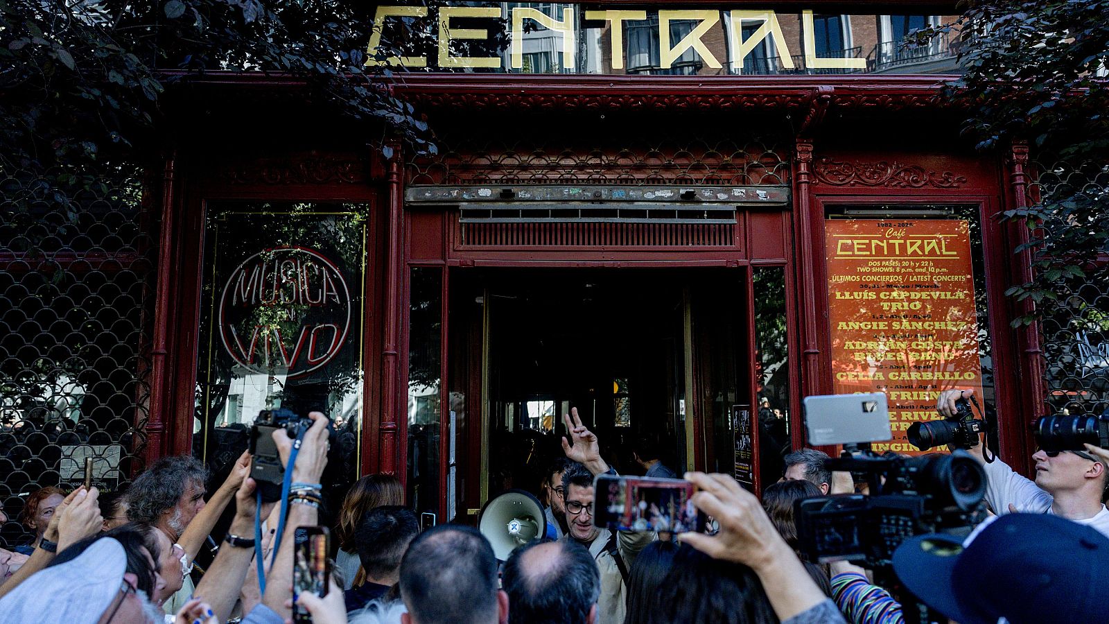 Funeral y renacimiento del mítico Café Central de Madrid - Telediario 1 | Ver