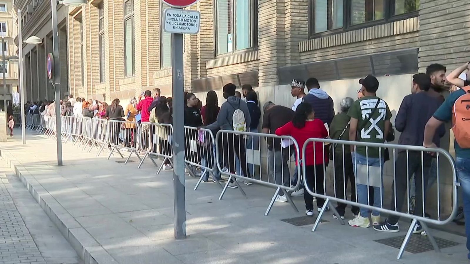 Cruce de reproches entre administraciones por la regularización de inmigrantes - Noticias Aragón | Ver