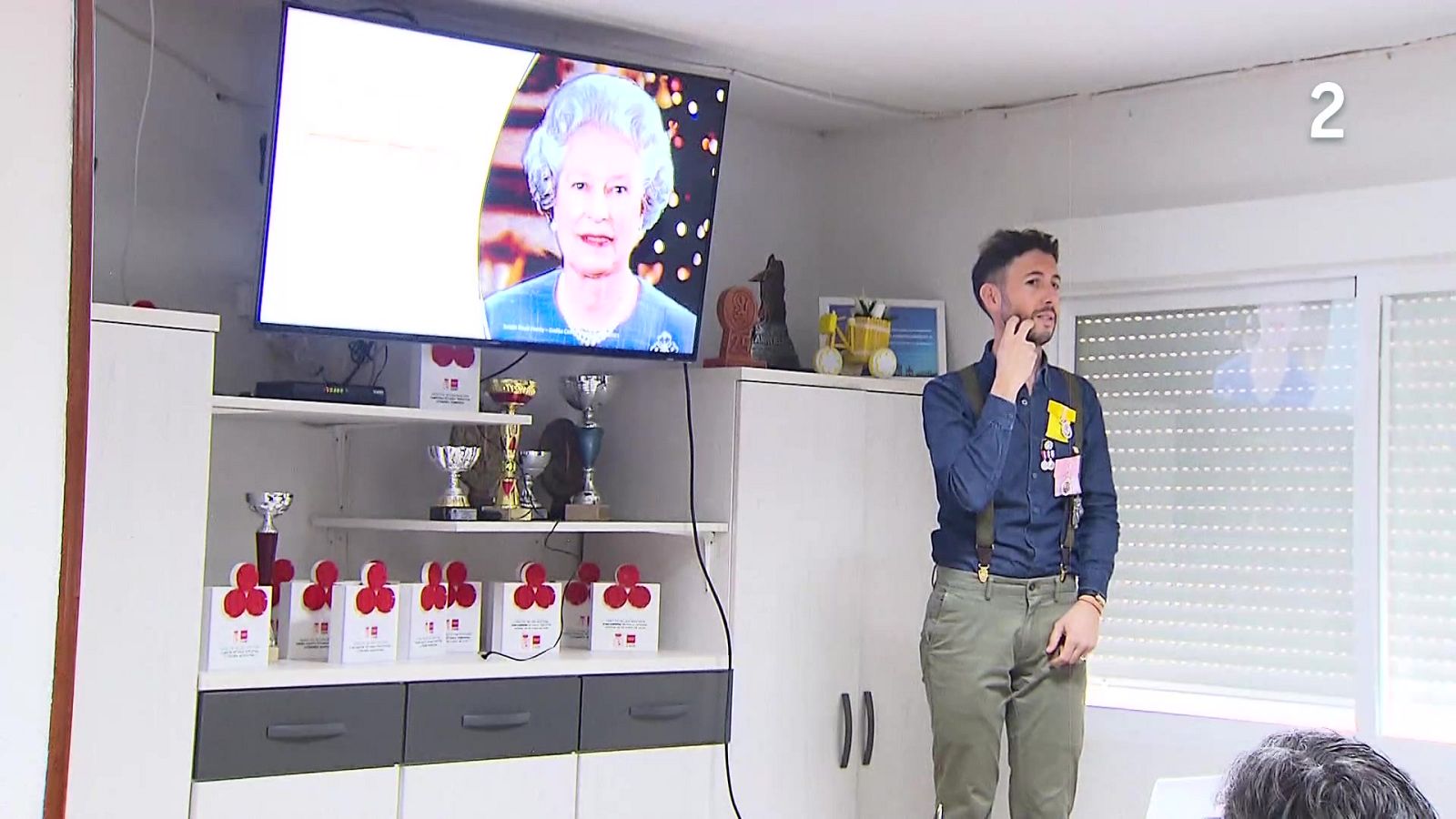 Endika Castro experto en la Reina Isabel II - En lengua de signos | Ver