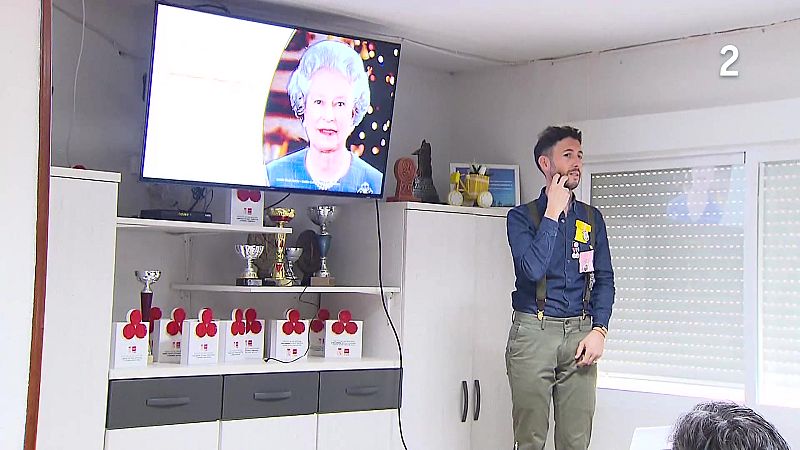 Endika Castro experto en la Reina Isabel II - En lengua de signos | Ver