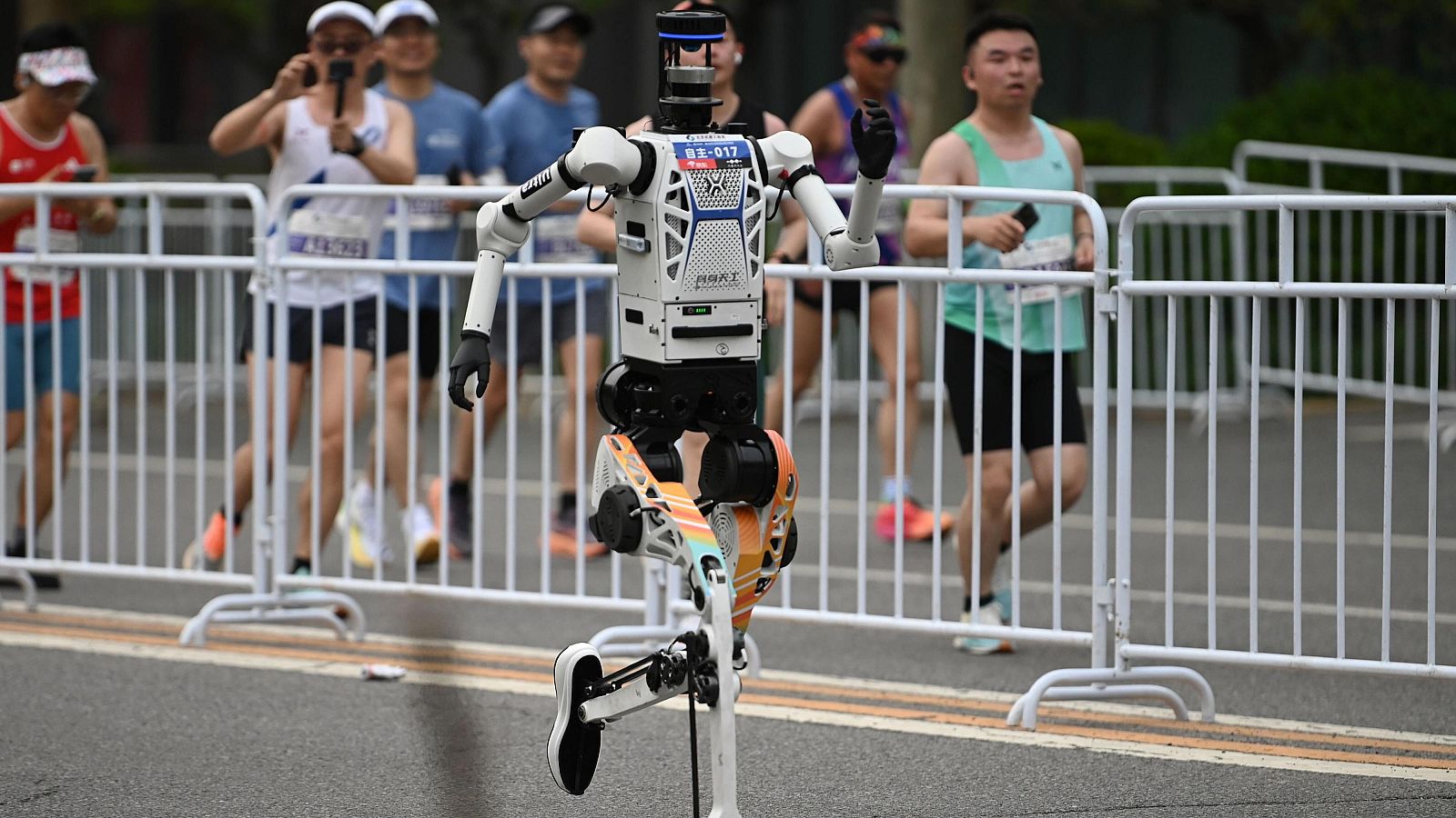 Los robots chinos se imponen a los humanos por primera vez en la media maratón de Pekín - Fin de semana 24h | Ver