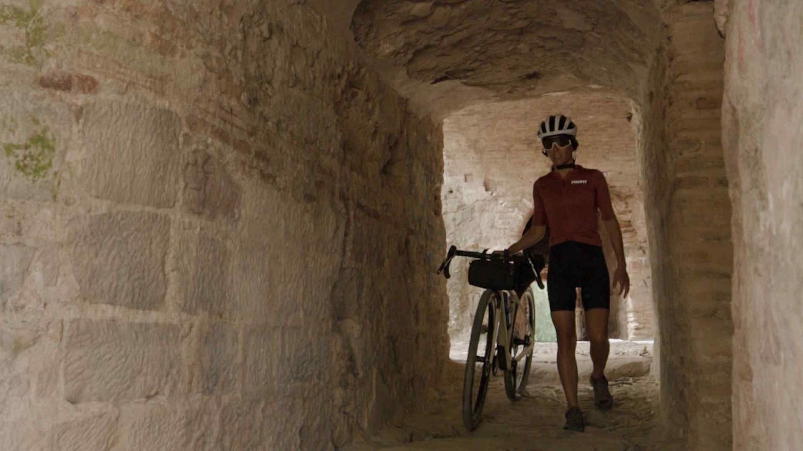 Un país en bicicleta. Diario de una ciclista - Episodio 14: Málaga, de la costa a la Sierra de las Nieves - Un país en bicicleta. Diario de una ciclista | Ver