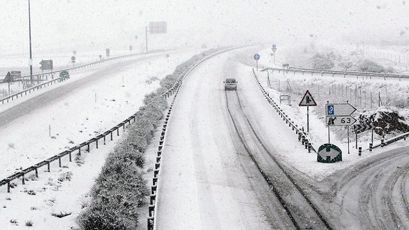La nieve deja atrapados a 60 camiones en la A-23 y  complica el tráfico en otras cuatro carreteras principales