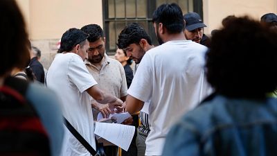Les ONG assessoren i aconsellen els migrants en el proc�s de regularitzaci� - L'informatiu - Comunitat Valenciana | Ver