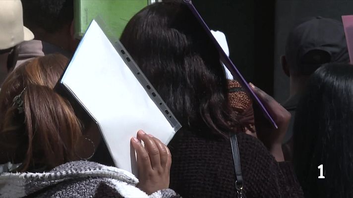 L'Informatiu - Llargues cues per aconseguir la documentació per a la regularització