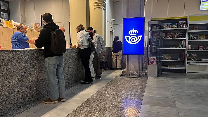 Telenavarra - Normalidad en el primer día de tramitación presencial de la regularización de migrantes en Navarra