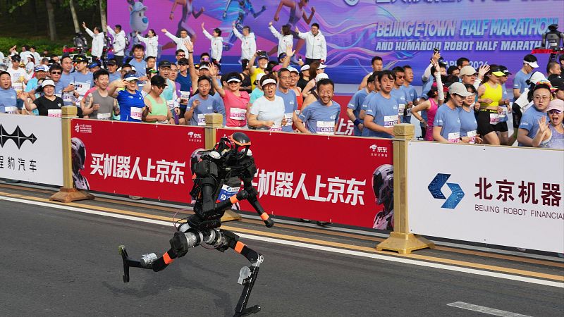 La media maratón de los robots humanoides en China - Telediario 1 | Ver