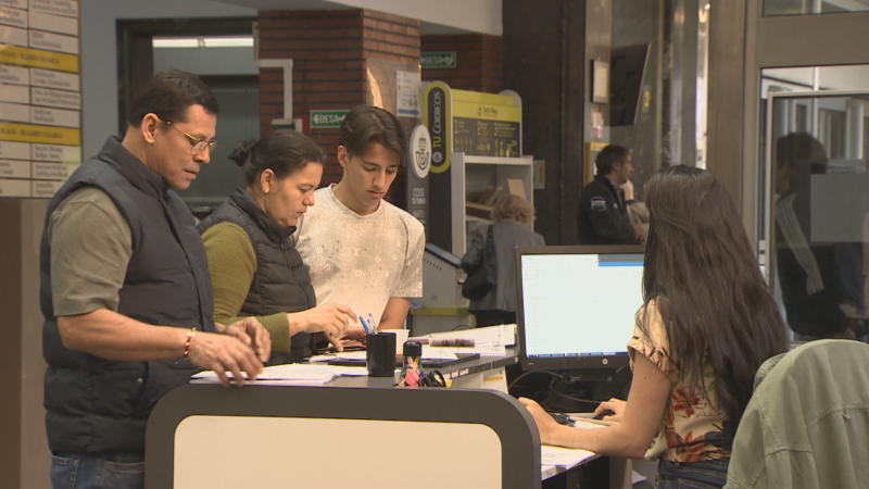 Comienza el proceso presencial de regularización de extranjeros en Euskadi | RTVE Play - Ver ahora