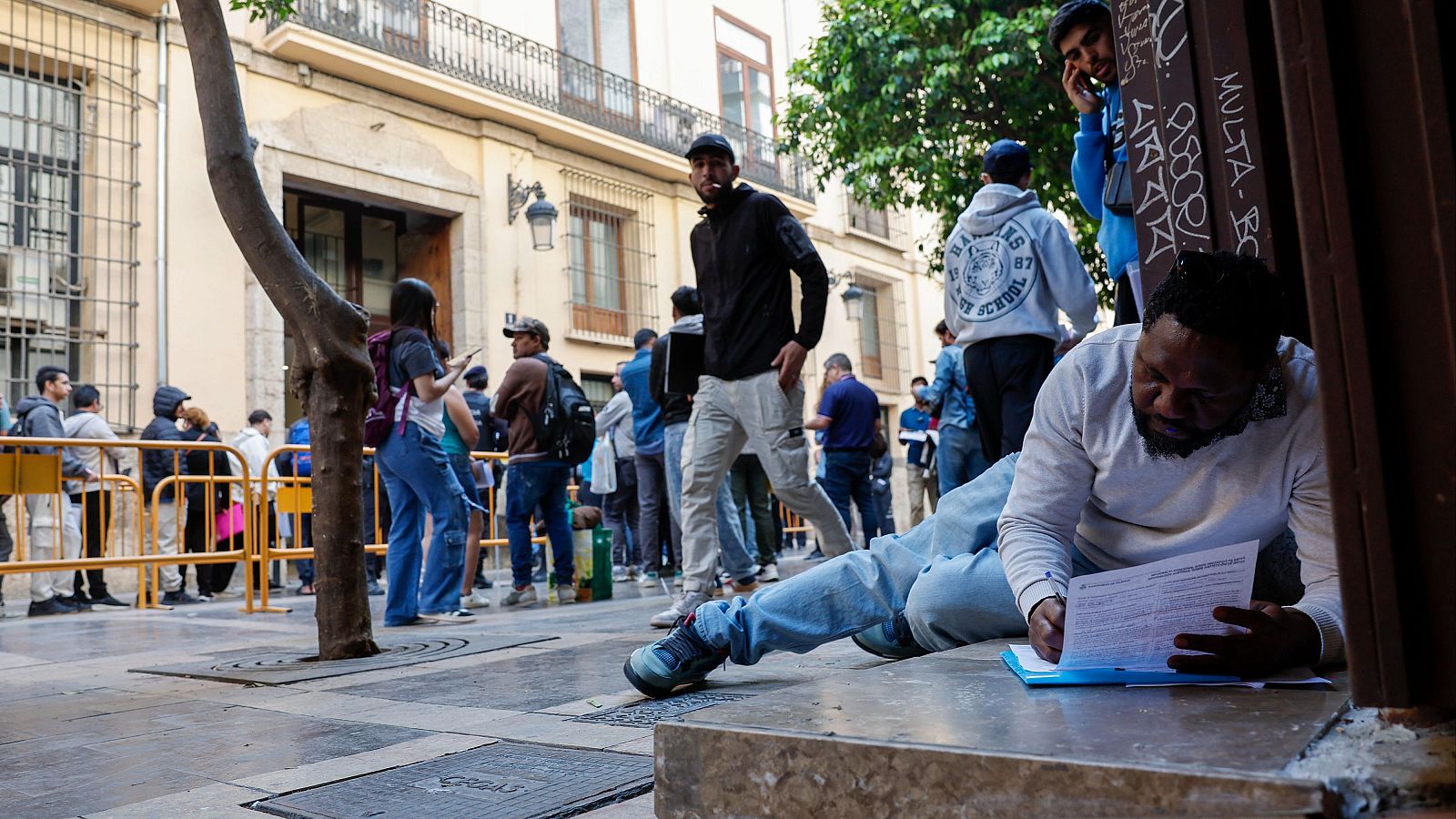 Caos en Correos por el proceso de regularización de migrantes | Ver