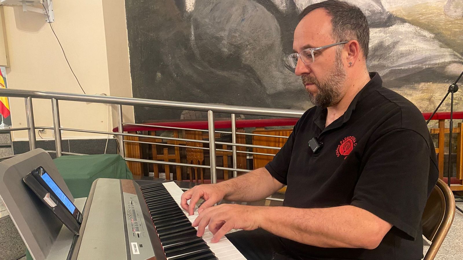 Toño Casado interpreta el himno de la visita del Papa León XIV - RTVE Noticias Vídeo | Ver