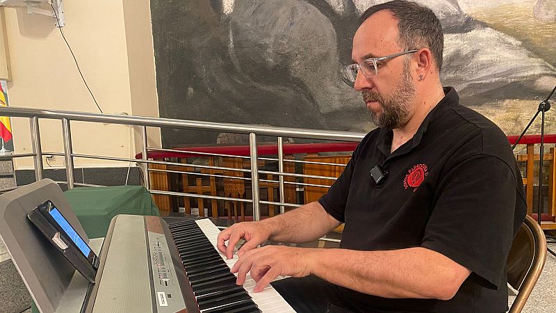 Toño Casado interpreta el himno de la visita del Papa León XIV - RTVE Noticias Vídeo | Ver