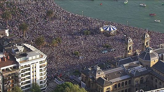 La Real se funde con su afici�n en una marea que llena Donosti en la celebraci�n de la Copa