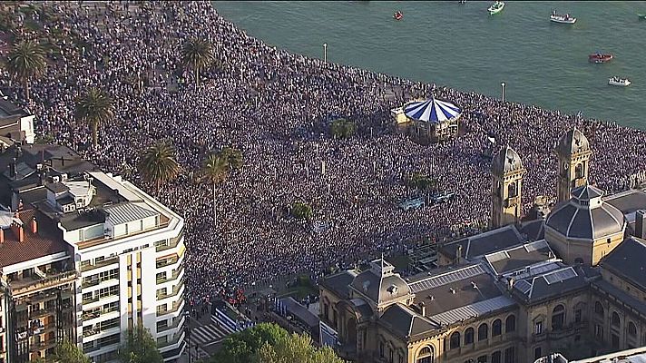 La Real Sociedad se funde con su afici�n en una marea txuri urdin que llena Donosti