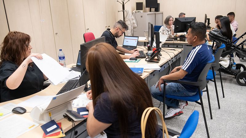 Agotadas las citas presenciales en abril para la regularización extraordinaria - Noticias Murcia | Ver