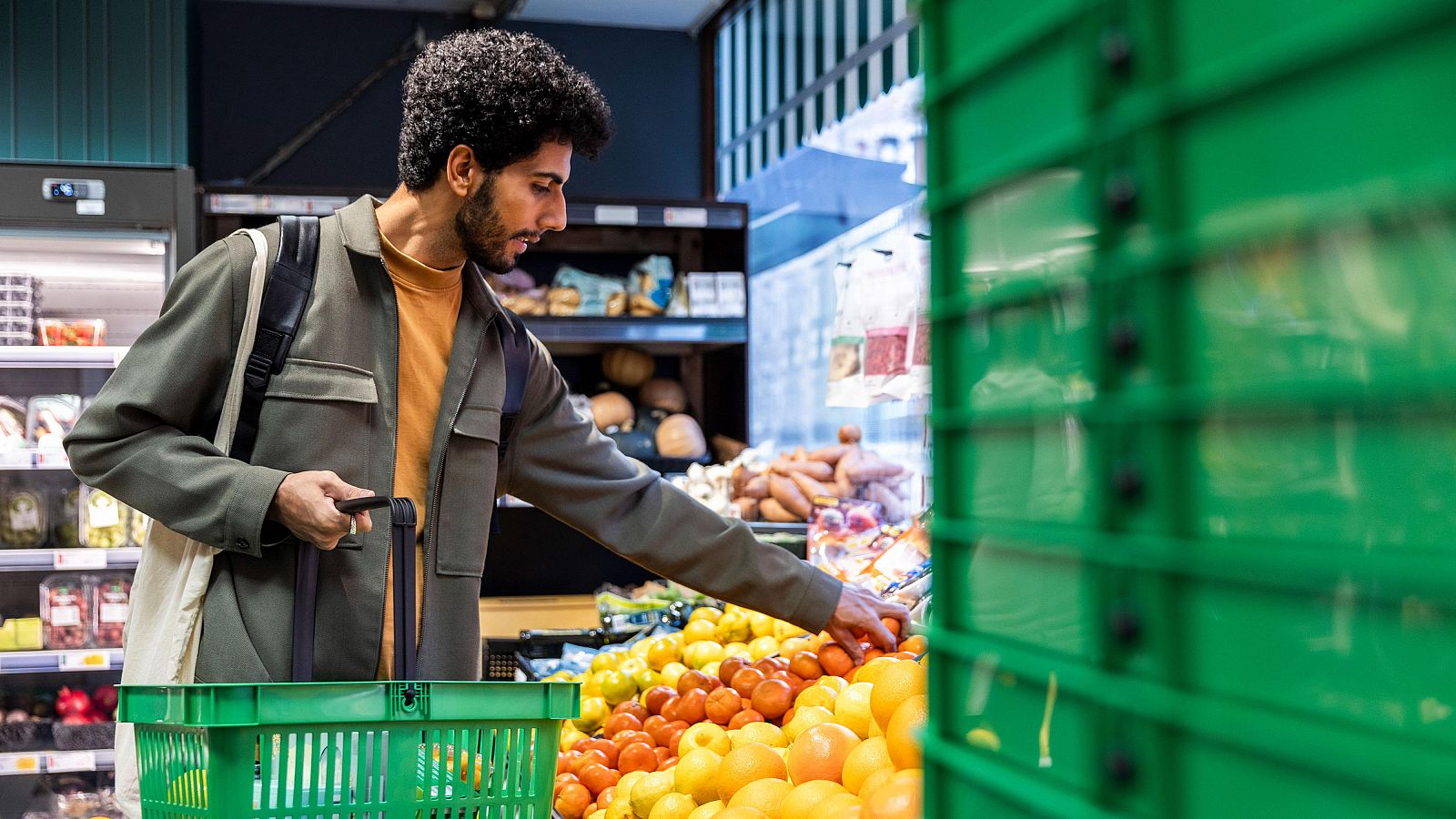 Los españoles van más a la compra y compran menos