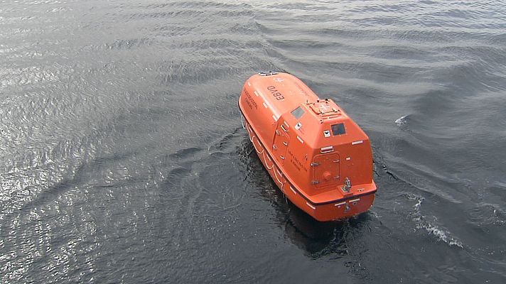 Telexornal - Galicia - Pesqueiros de altura proban un bote salvavidas autónomo e insomerxible