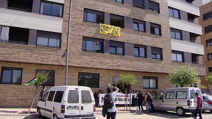 Informativo Telerioja - Aplazado el desahucio de una mujer y su hijo menor de edad en Logroño