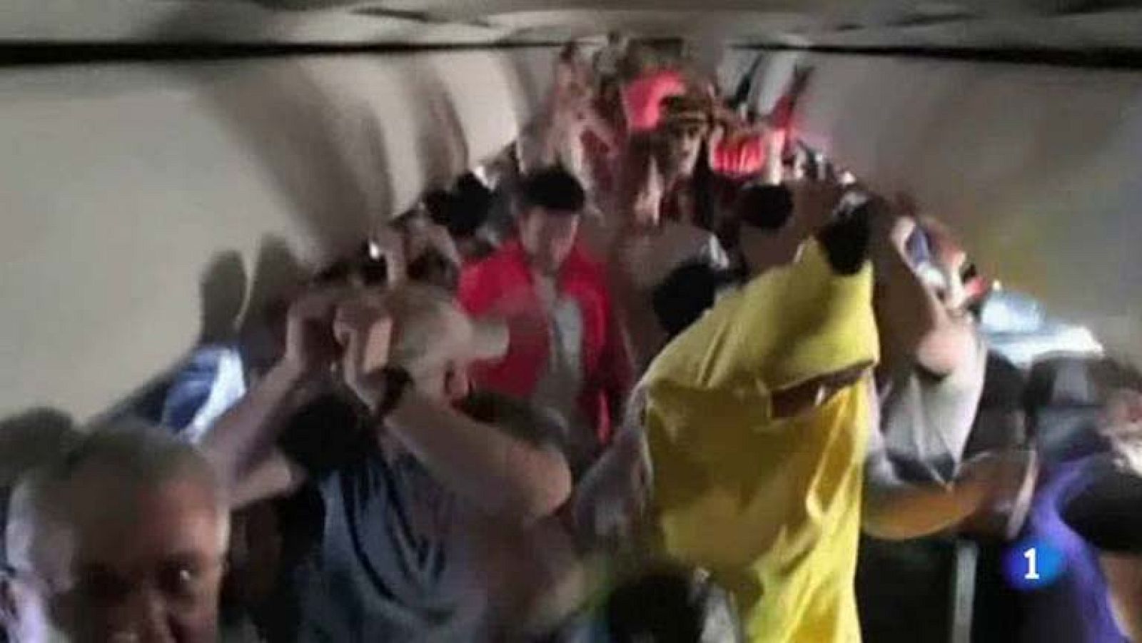 Investigan a una aerolínea por una 'perfomance' en pleno vuelo | Ver