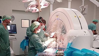 Una operació pionera a l'Hospital de Sant Pau transforma la vida d'un jove amb Tourette greu