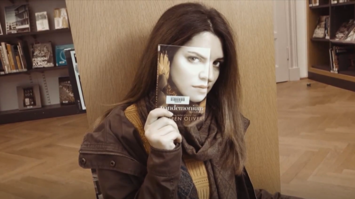 Telediario 1 - El 'Bookface', el arte de fusionarse con un libro