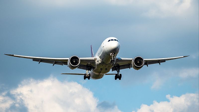 Crisis del queroseno: aerolíneas anuncian recargos y cancelaciones ante una posible falta de suministro | Ver