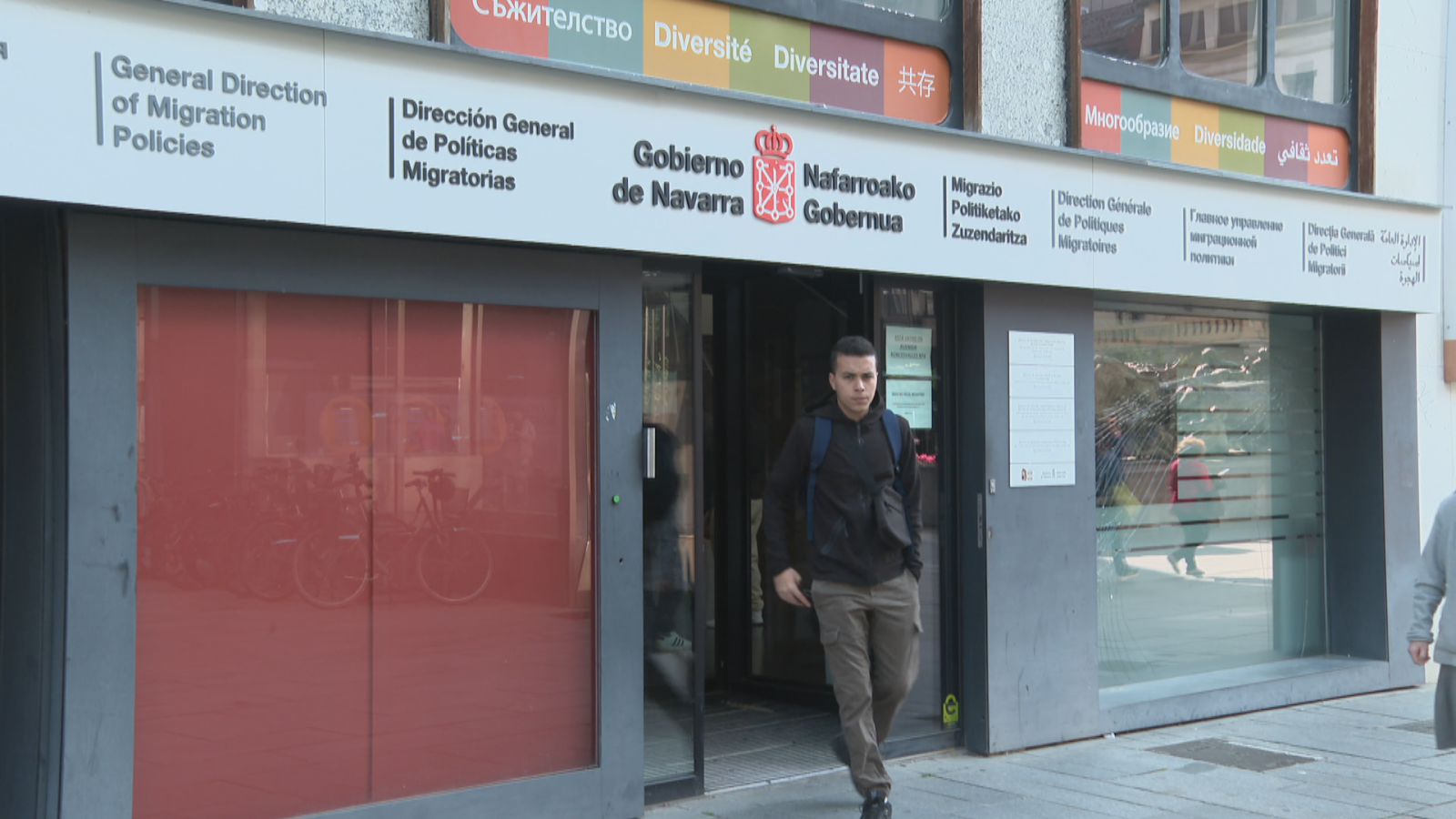 Navarra aprueba ayudas para las entidades que colaboran en el proceso de regularización - Telenavarra | Ver