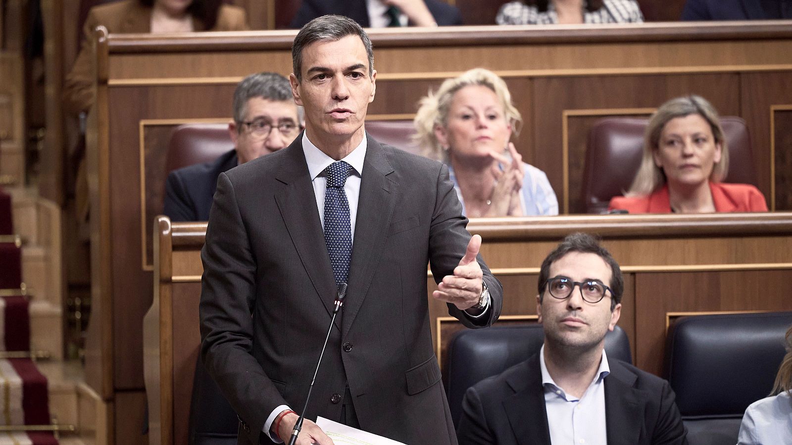 Tras casi un mes sin sesiones de control en el Congreso, la de este miércoles ha estado marcada por el acuerdo del PP y Vox en Extremadura con el término de "prioridad nacional" y también por las presiones de los socios de investidura para que el Gobierno cumpla con todos los compromisos antes de que termine la legislatura.