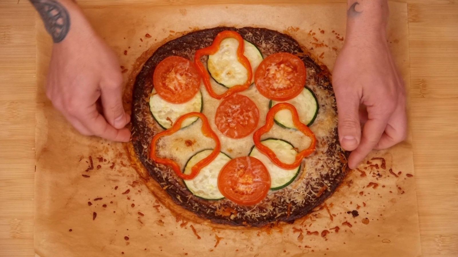 Crema de pèsol, pizza de coliflor i compota - Cuina Brutal | Veure