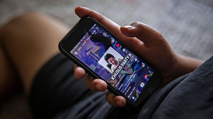 Telediario 2 - Una moderadora de Tik Tok denuncia a la compañía por su salud mental