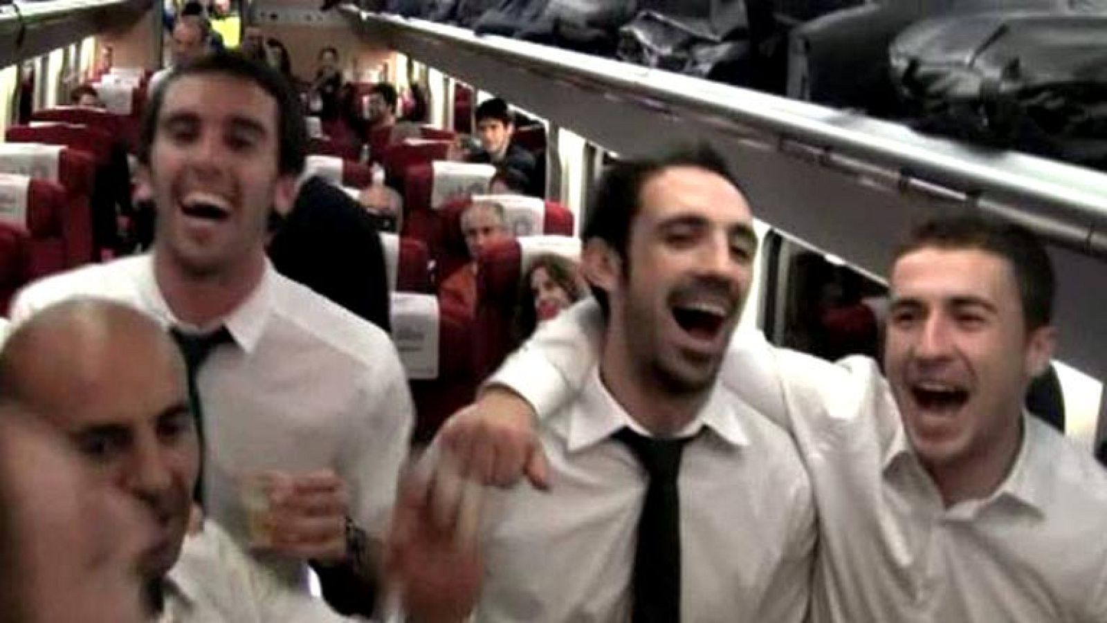 Así respiraban los jugadores atléticos tras ganarse el pase a la final de Copa. Una celebración que convirtió el viaje de vuelta en una auténtica fiesta. Y es que no era para menos, la victoria ante el Sevilla les metió en su vigésima final de Copa.