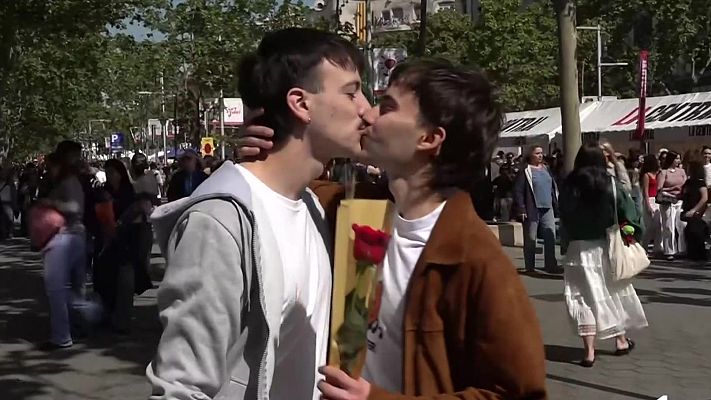 L'Informatiu - Sant Jordi s'omple de llibres, roses i emocions des de la superilla literària
