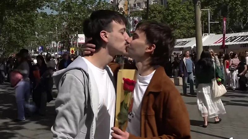 Llibres, roses i emocions a la superilla literària - L'Informatiu | Ver